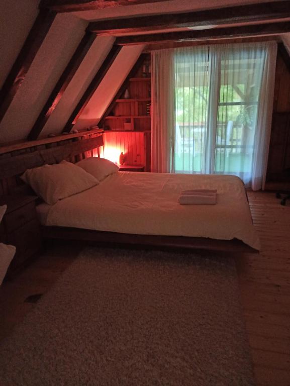 Ένα ή περισσότερα κρεβάτια σε δωμάτιο στο BUNGALOV COZY UNA