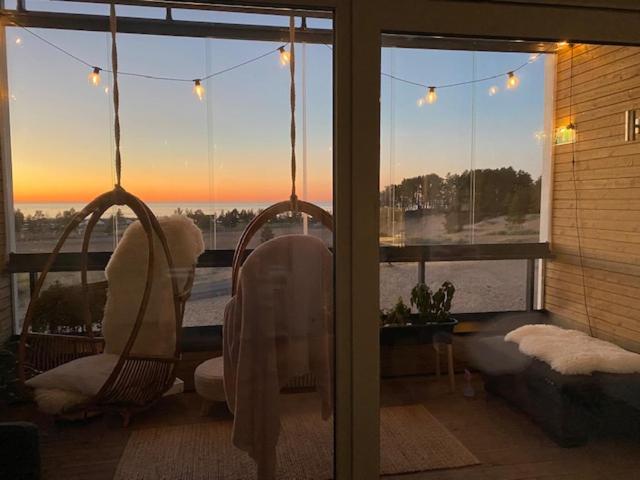 uma sala de estar com vista para o oceano em SunBeach Apartment with seaview and sauna em Kalajoki