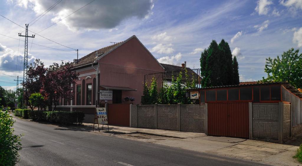 Lugas Szallas 5100 Jászberény, Hatvani ut 43. kép - 1