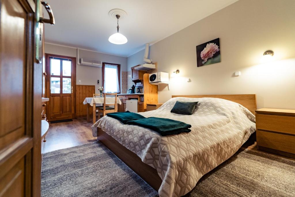 Posteľ alebo postele v izbe v ubytovaní Estike Apartman
