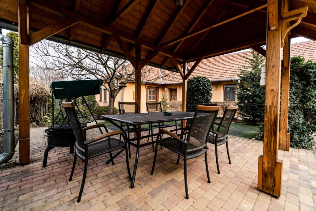 Patio alebo iná vonkajšia časť ubytovania Estike Apartman