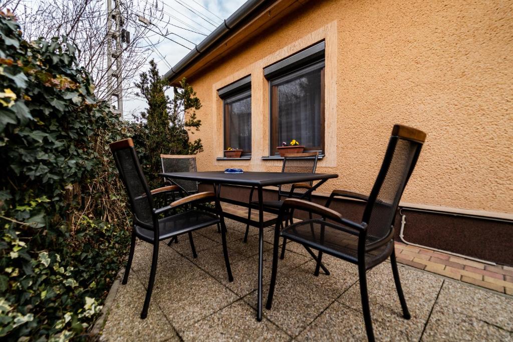Patio alebo iná vonkajšia časť ubytovania Estike Apartman