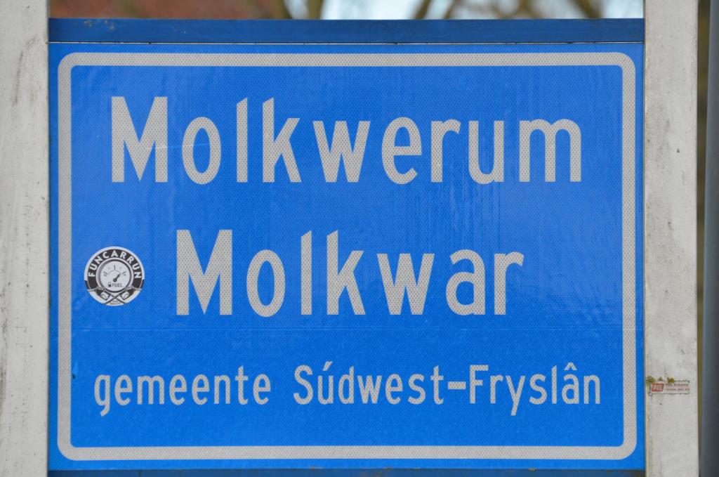 ein blaues Schild, auf dem steht: Moxworth gemerate subsumedrityanism in der Unterkunft 'It Mearke in Molkwerum