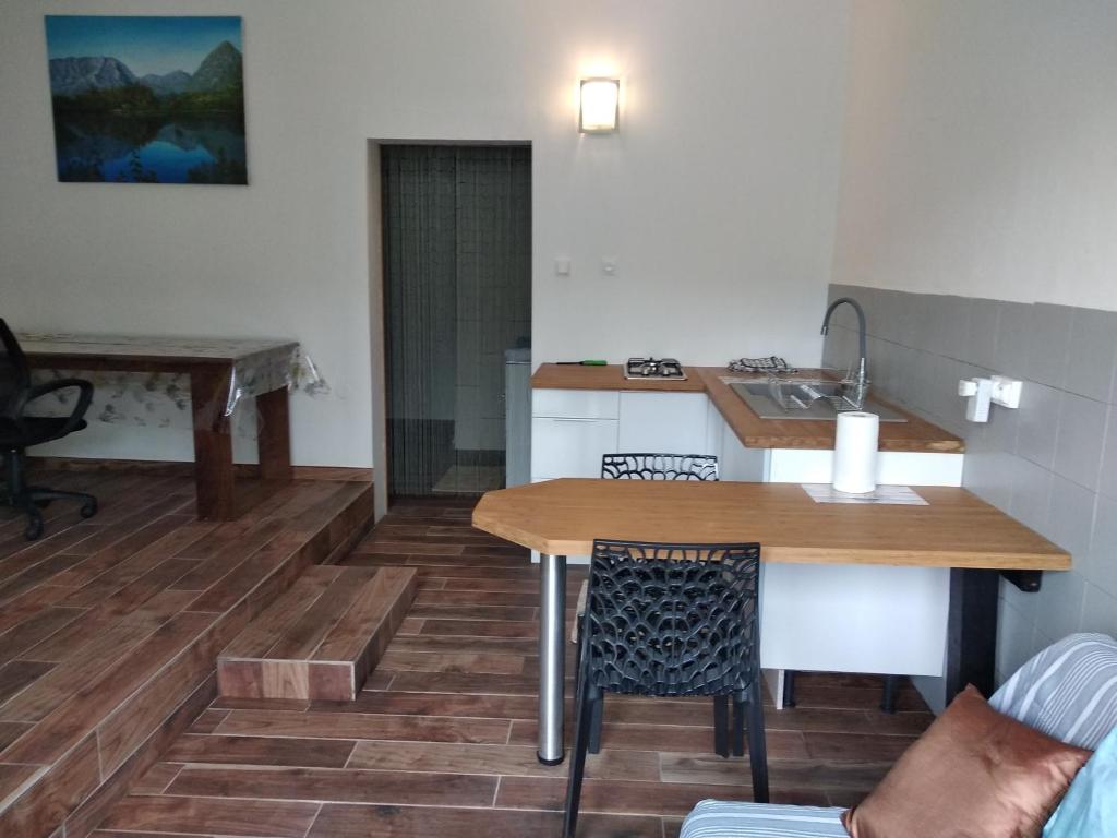 - une cuisine avec une table en bois et un évier dans l'établissement Studio cosy proche du volcan, à Le Tampon