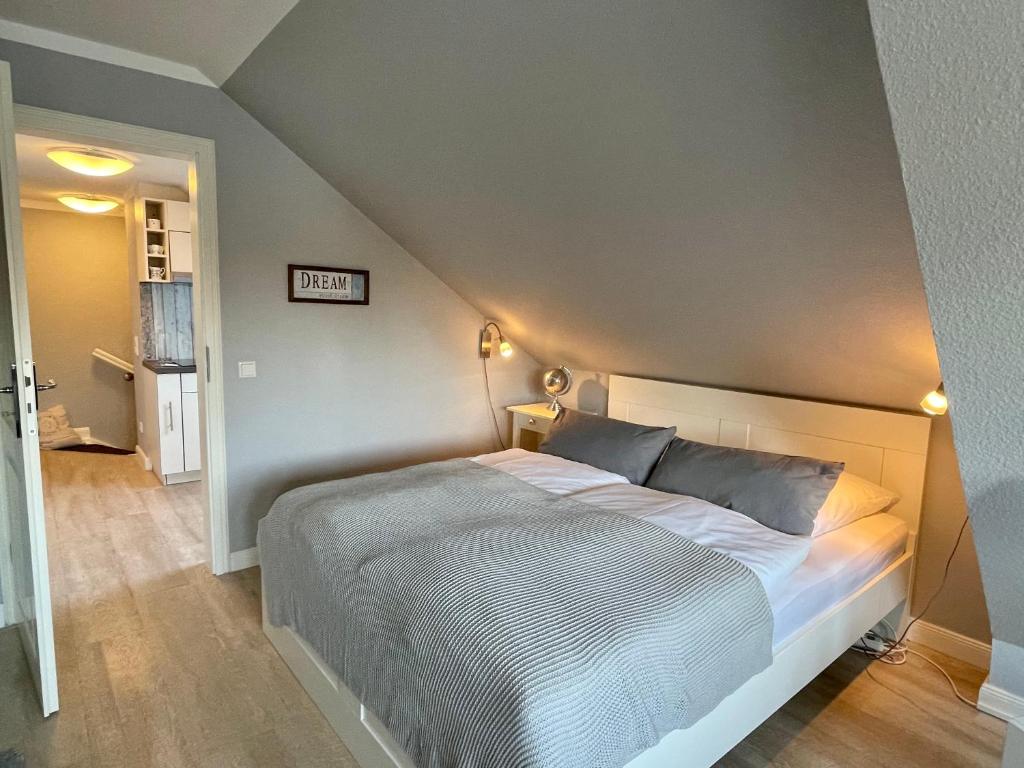 una camera da letto con un grande letto in mansarda di Haus Eberhardt Appartement 2 a Tinnum