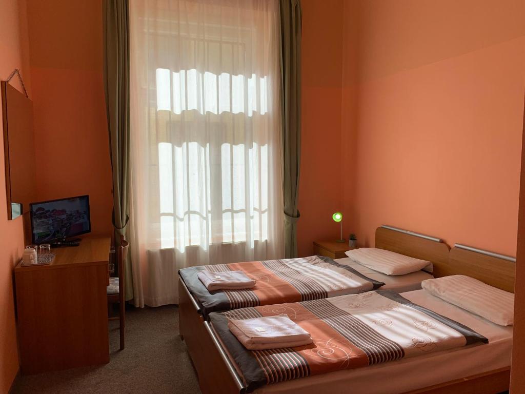 Łóżko lub łóżka w pokoju w obiekcie Pension City Center