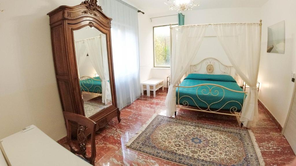 um quarto com uma cama e um espelho em Il Piccolo Hotel em Enna