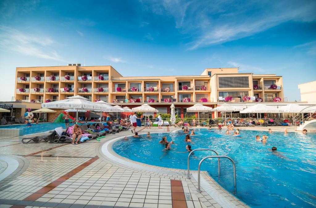 ein Swimmingpool mit Menschen in einem Hotel in der Unterkunft Terme Paradiso - Hotel Paradiso in Dobova