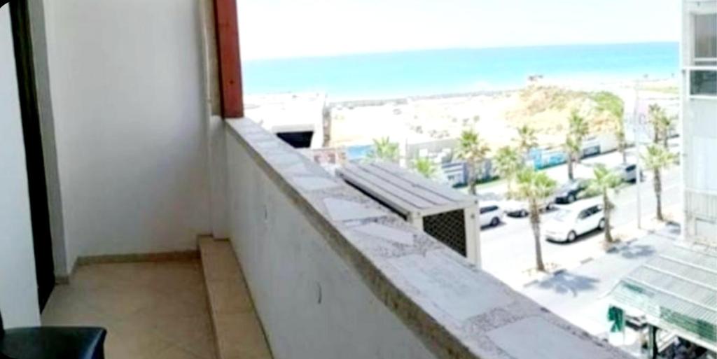 uma varanda com vista para a praia e para o oceano em 1351 דירת סטודיו עם מרפסת מול הים em Bat Yam