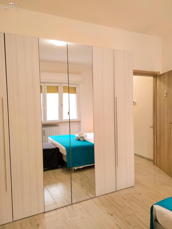 sypialnia z lustrem i łóżkiem w obiekcie Villa Valentina w mieście Madonna dellʼAcqua