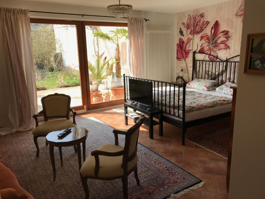 een woonkamer met een bed en een tafel en stoelen bij Ferienapartments im Hintergässel in Sankt Martin