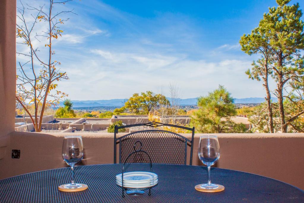 Eastside Enchantment, 2 Bedrooms, Sleeps 6, Kiva Fireplaces, Patio with Views, WiFi - Housity