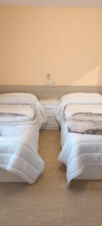 Seseña NuevoにあるSan Marcosのベッド2台が隣同士に設置された部屋です。