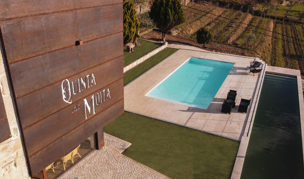 an overhead view of a swimming pool next to a building at Quinta da Moita Agroturismo in Tabuaço