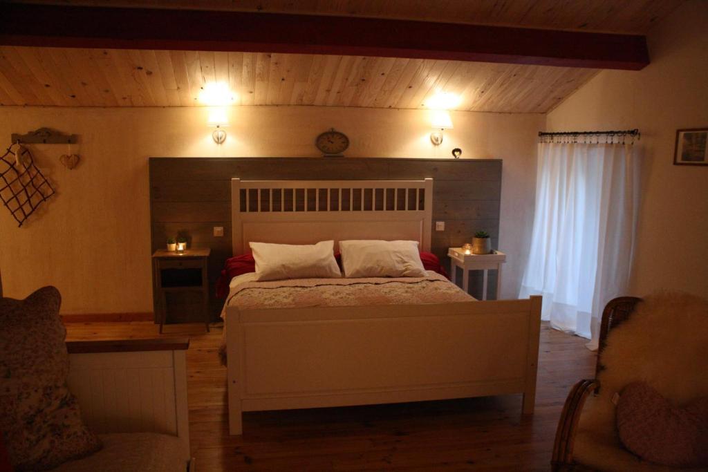 Postel nebo postele na pokoji v ubytování Les Escaliers du Paradis