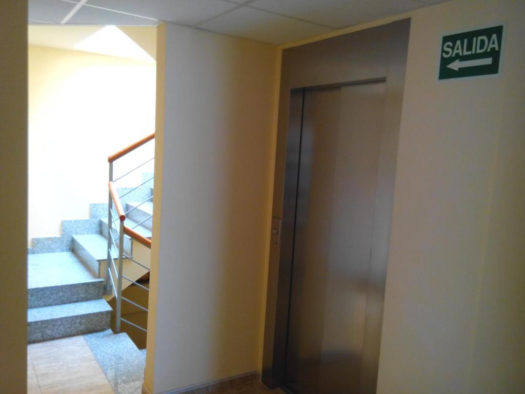 um elevador num escritório com escadas e uma porta em Hostal Sant Sadurní em Sant Sadurní dʼAnoia