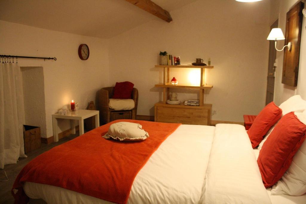 Postel nebo postele na pokoji v ubytování Les Escaliers du Paradis