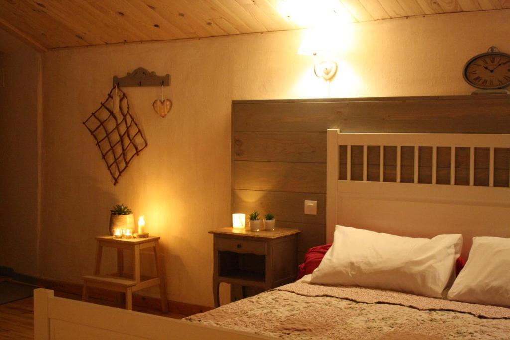Postel nebo postele na pokoji v ubytování Les Escaliers du Paradis
