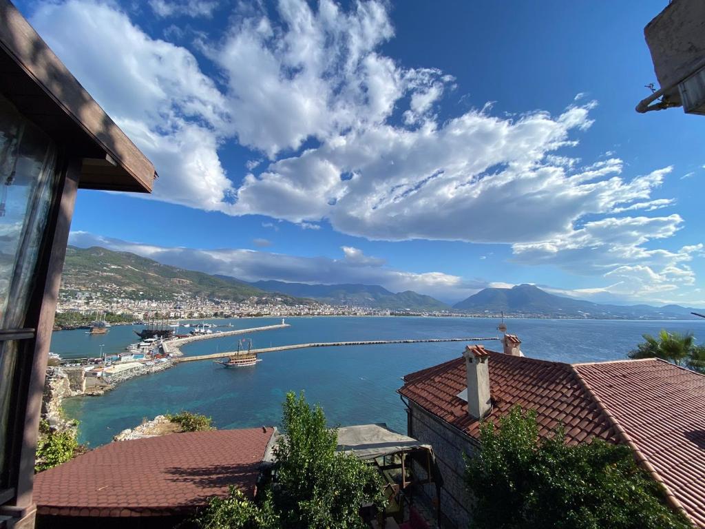 uma vista para um porto com barcos na água em Harmony Butik Otel em Alanya