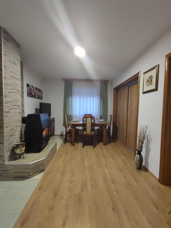 TV a/nebo společenská místnost v ubytování Apartman Adna