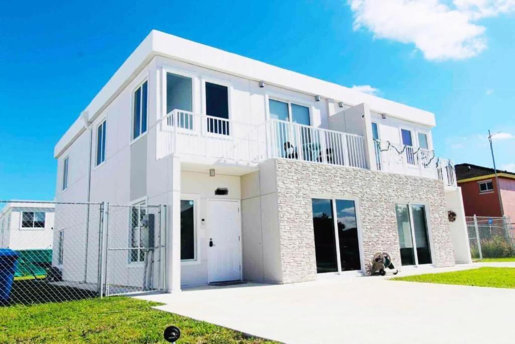 Modern 4BR/4BA Home - PERFECT for your GETAWAY!