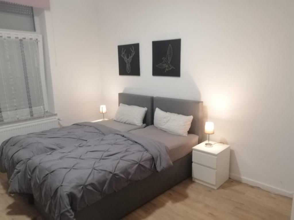 una camera da letto con un letto con due lampade sopra di Apartment Cologne a Colonia