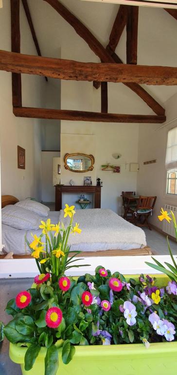 ein Schlafzimmer mit einem Bett mit Blumen darauf in der Unterkunft Honfleur à deux in Honfleur