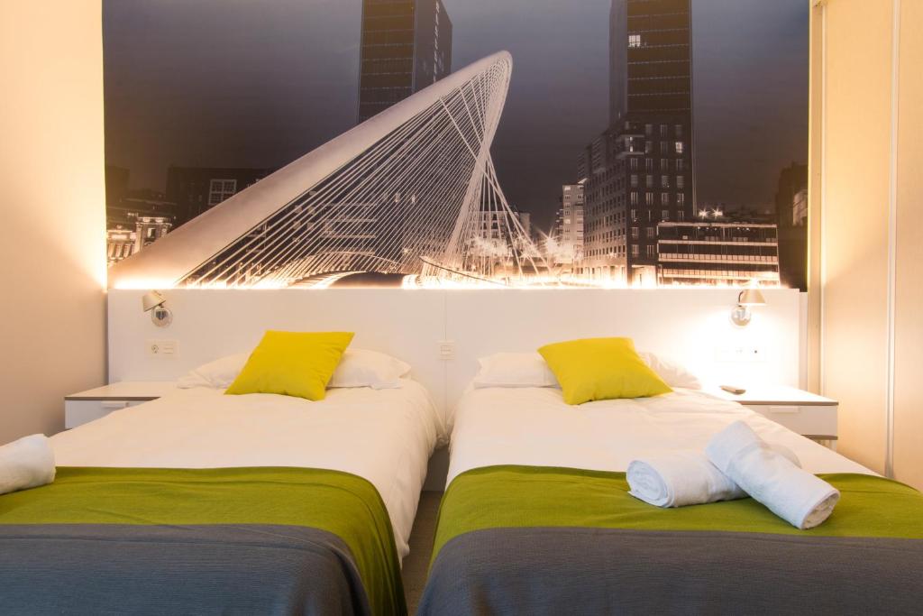 Кровать или кровати в номере Bilbao City Rooms