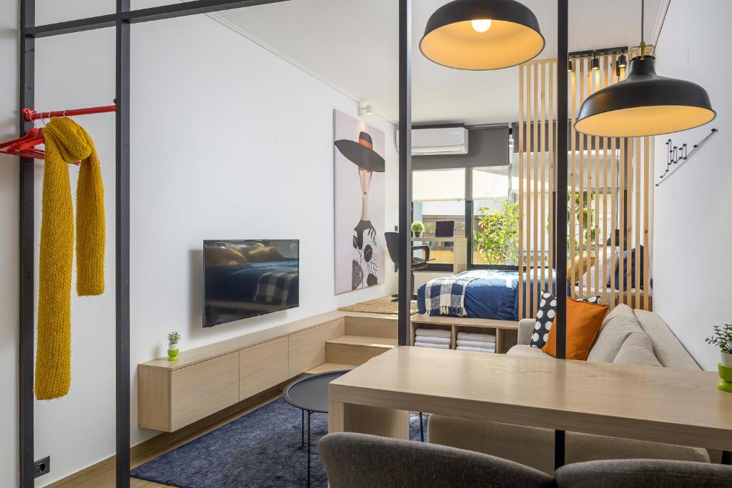 MadaM Apartments - elegant, cozy, comfortable, central - Deluxe King Studio