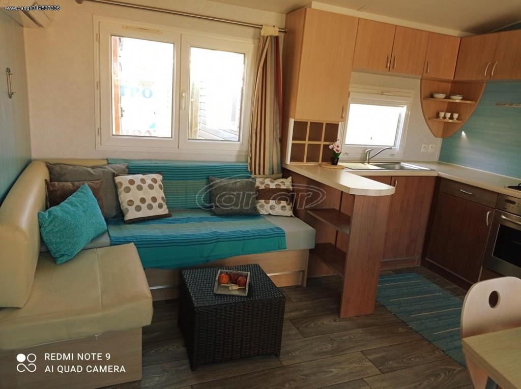 un piccolo soggiorno con divano e cucina di Yolo ad Atsipópoulon