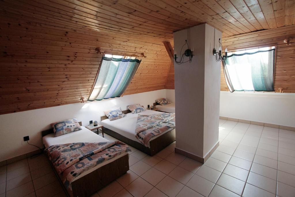 Postel nebo postele na pokoji v ubytování Vöröskő apartmanház