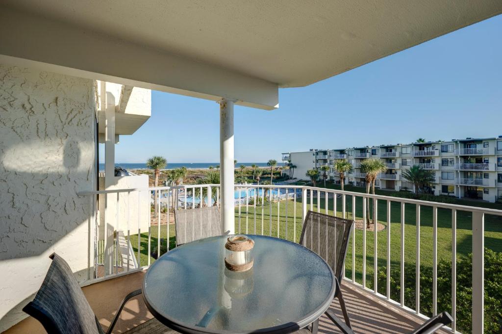 szklany stół na balkonie z widokiem na ocean w obiekcie Colony Reef 2310, 3 Bedrooms, Sleeps 6, Ocean View, 2 Pools (1 heated), Elevator w mieście St. Augustine