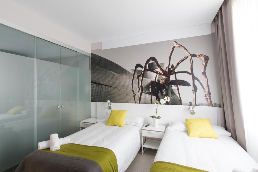 Кровать или кровати в номере Bilbao City Rooms