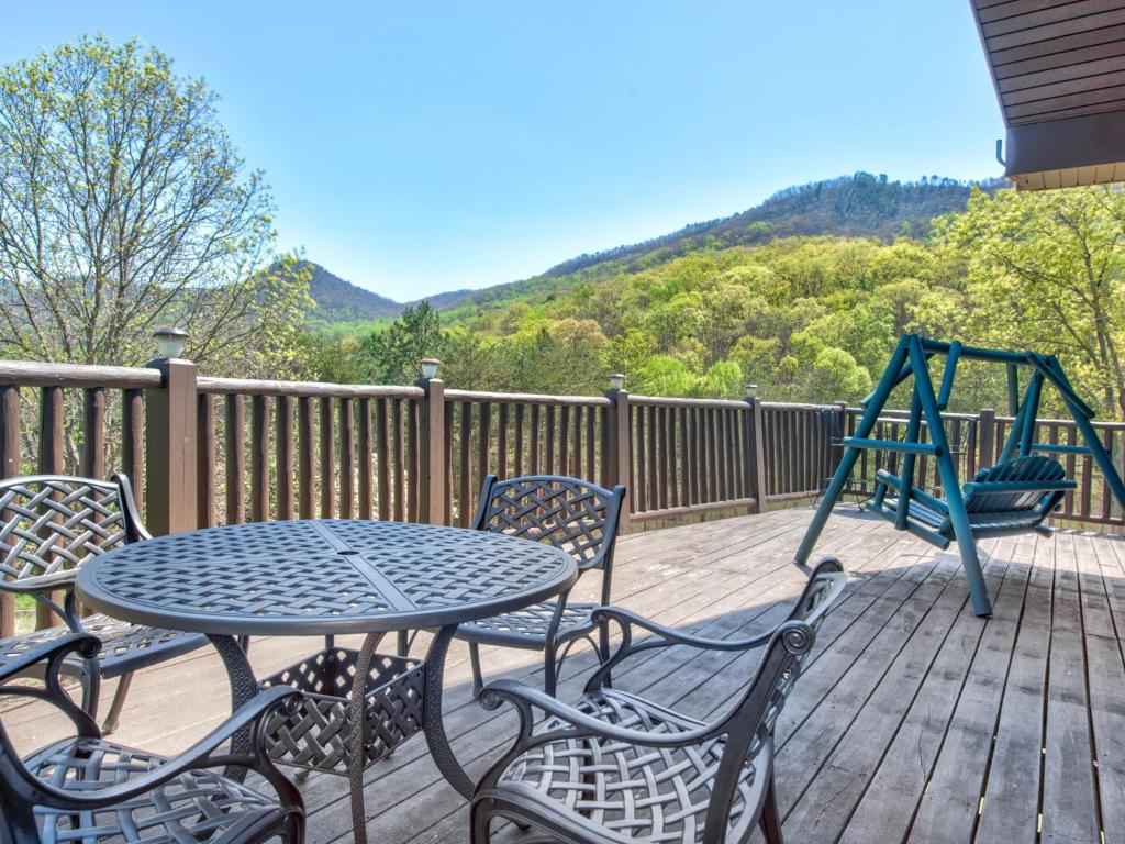 Drakes Mountain Hideaway, 4 BR, Pets, Fenced Yard, Theater Room, Sleeps 13