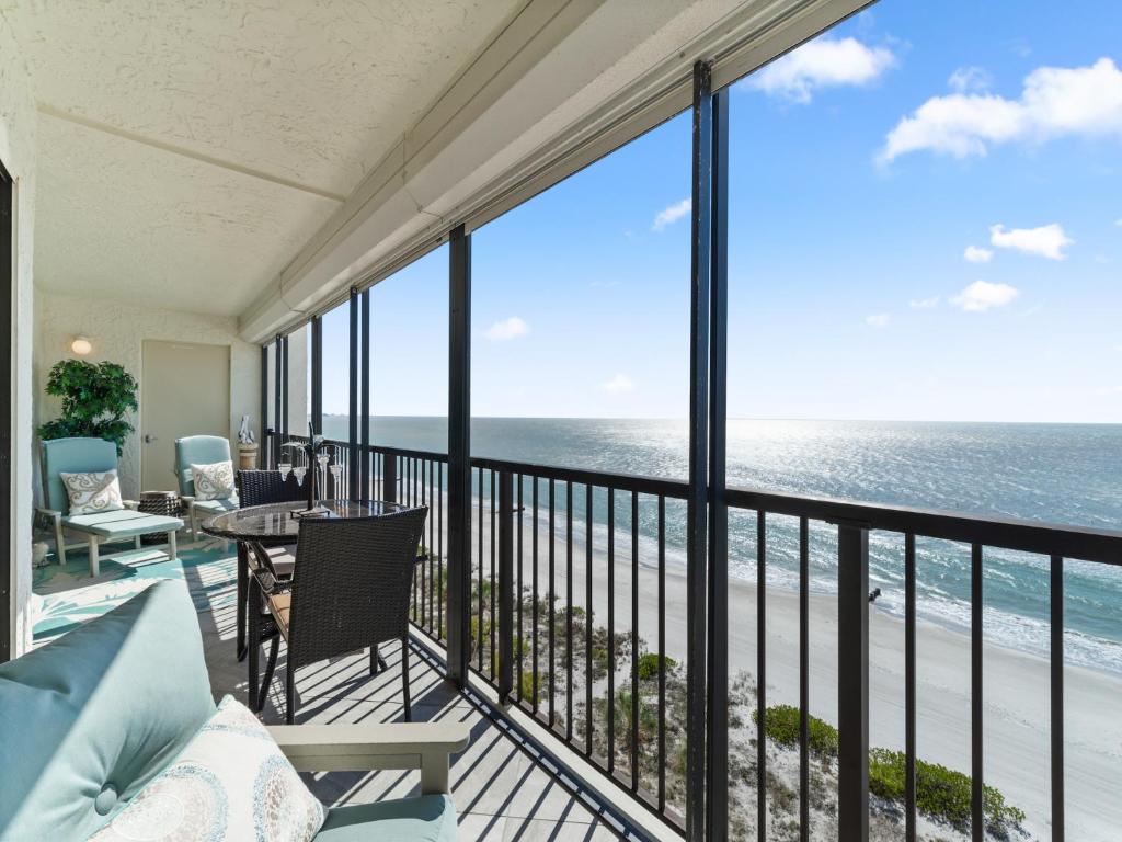 een balkon met uitzicht op de oceaan bij Ocean Sands 908, 2 Bedroom, Sleeps 6, Gulf Front, Pool, BBQ, Spa in St Pete Beach