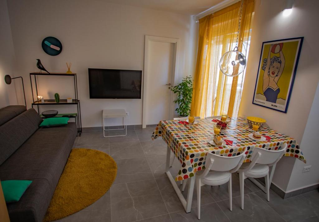 - un salon avec une table et un canapé dans l'établissement Nook BB, à Split