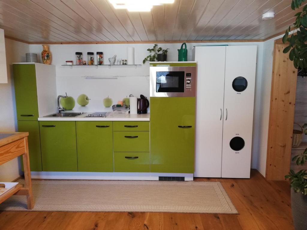 Kuchyň nebo kuchyňský kout v ubytování Gemütliche Wohnung in Einfamilienhaus