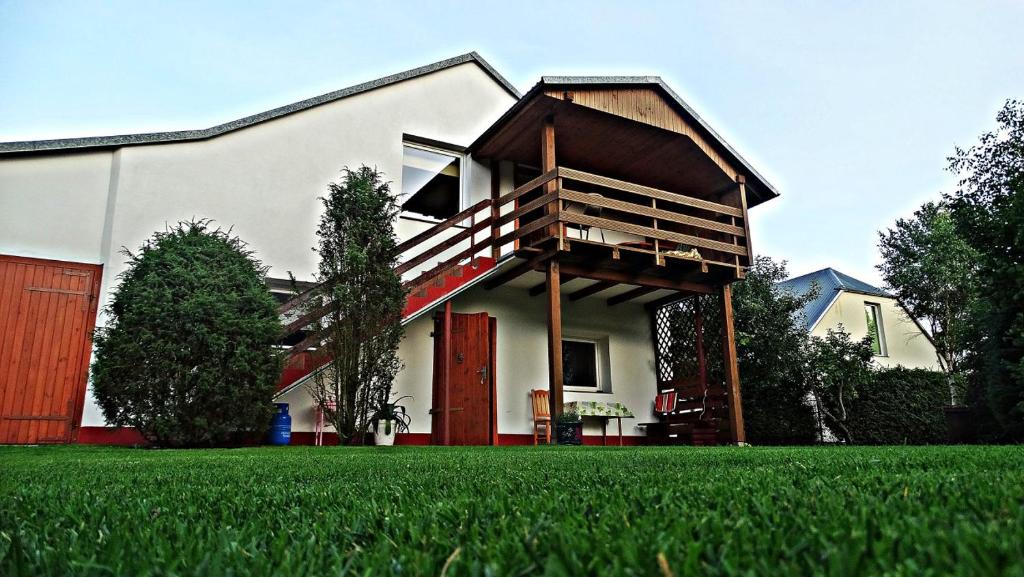 a house with a balcony on the side of it at Agroturystyka u Wioli i Irka , apartament u Beaty in Karsin