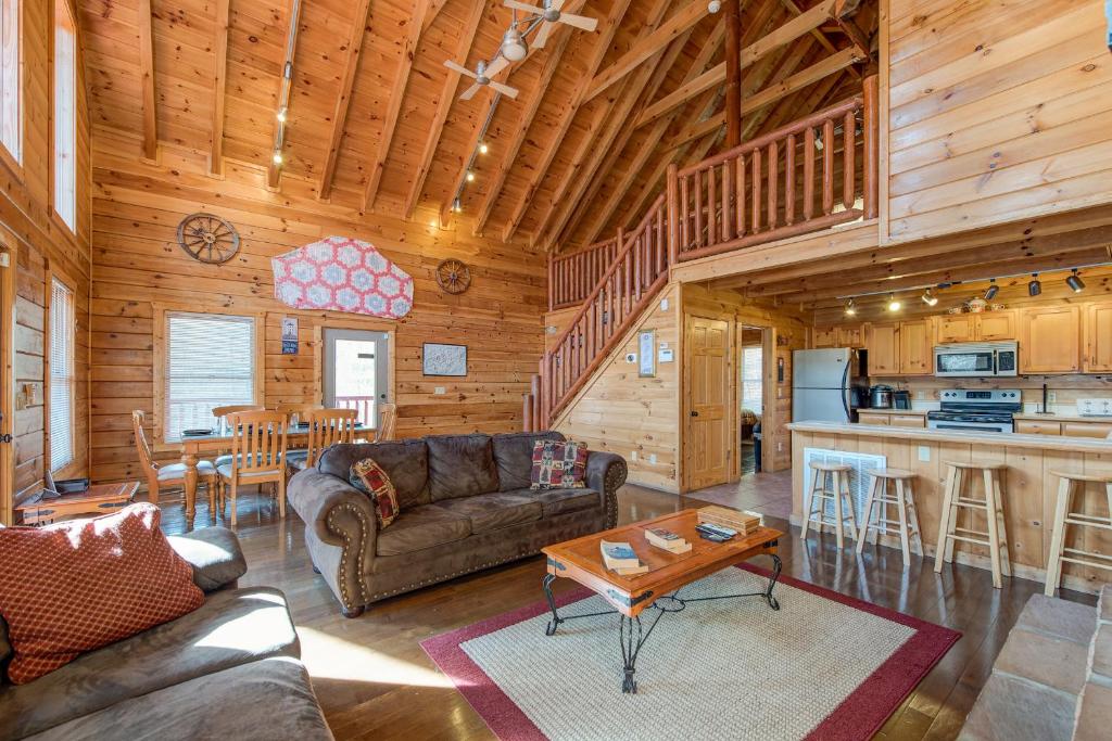 - un salon et une cuisine dans une cabane en rondins dans l'établissement Take It Easy, 3 Bedrooms, Pool Table, Foosball, Hot Tub, WiFi, Sleeps 12, à Pigeon Forge