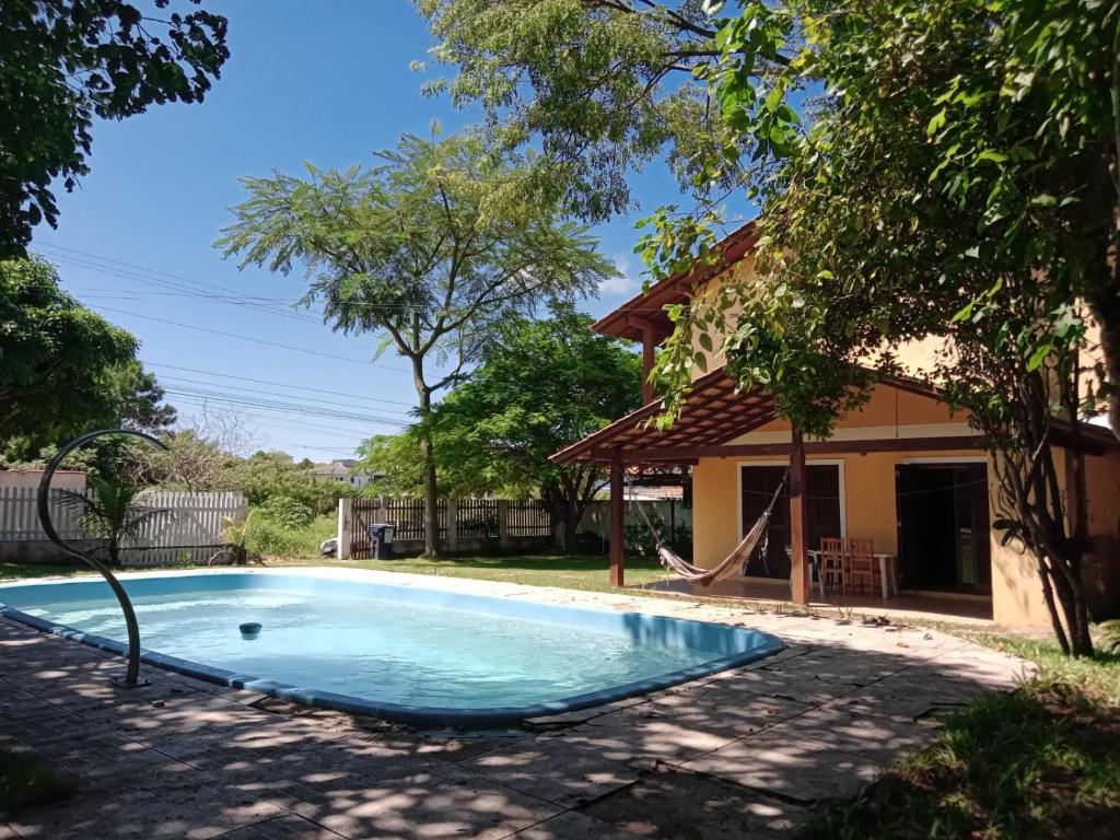 uma piscina em frente a uma casa em Casa grande com piscina em Florianópolis em Florianópolis