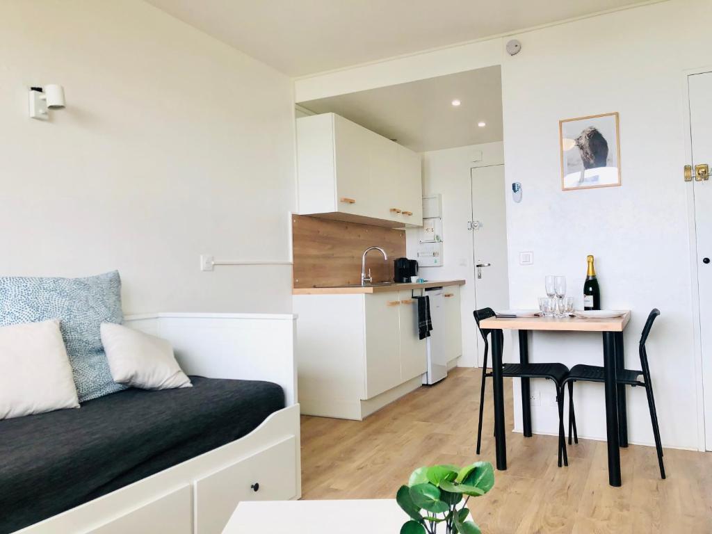 een klein appartement met een bed en een kleine tafel bij Superbe appartement front de mer in Villeneuve-Loubet