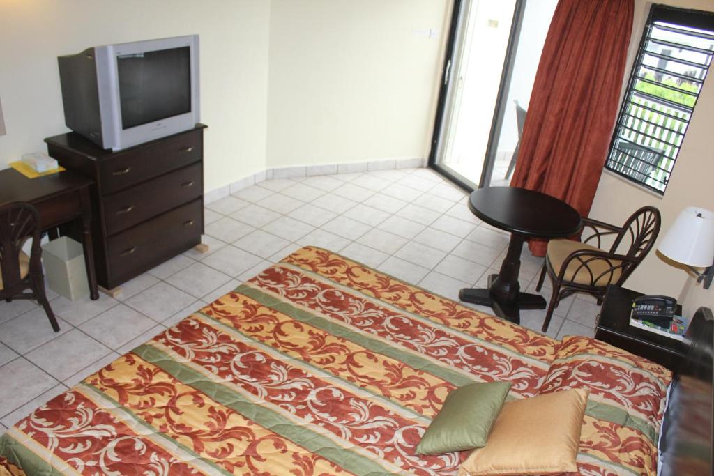 TV a/nebo společenská místnost v ubytování Allamanda Beach Resort