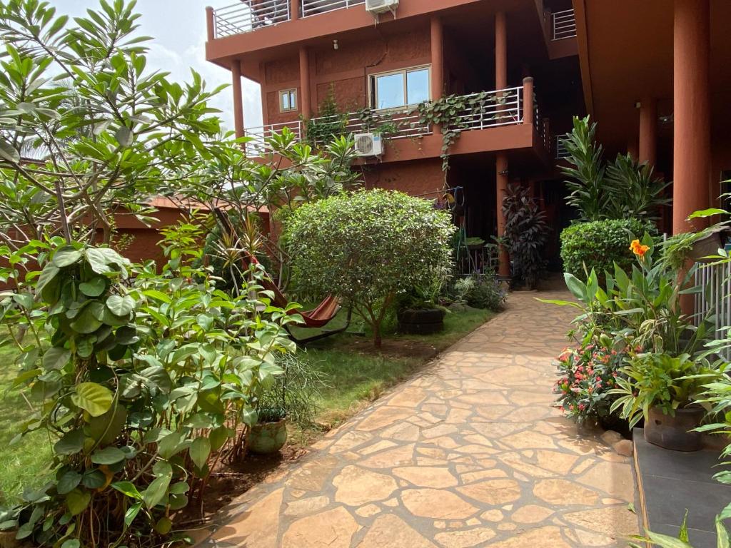 a walkway in front of a building with plants at Résidences Ouadada in Porto-Novo
