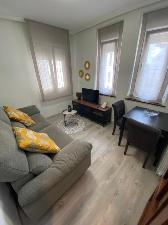 sala de estar con sofá y mesa en Precioso y confortable piso en el Casco Histórico, en Oviedo