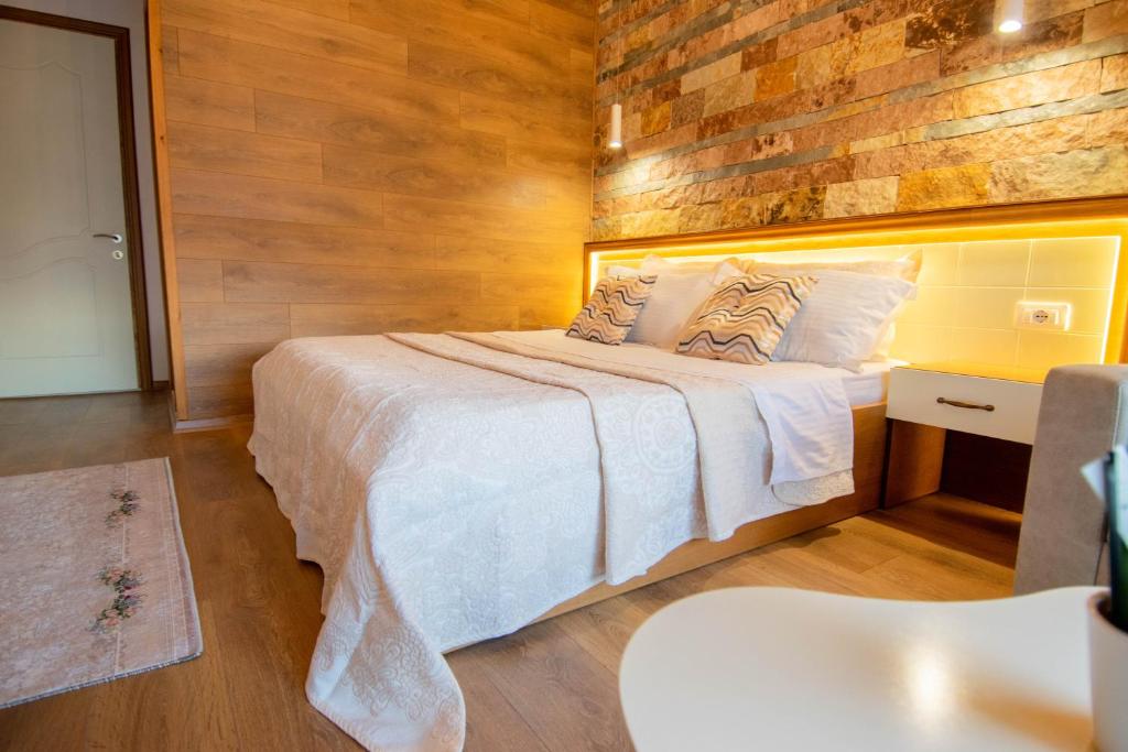 Postel nebo postele na pokoji v ubytování Te Kalaja Rooms