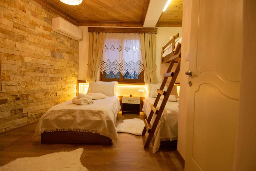 Postel nebo postele na pokoji v ubytování Te Kalaja Rooms