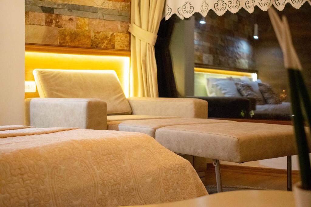 Posezení v ubytování Te Kalaja Rooms
