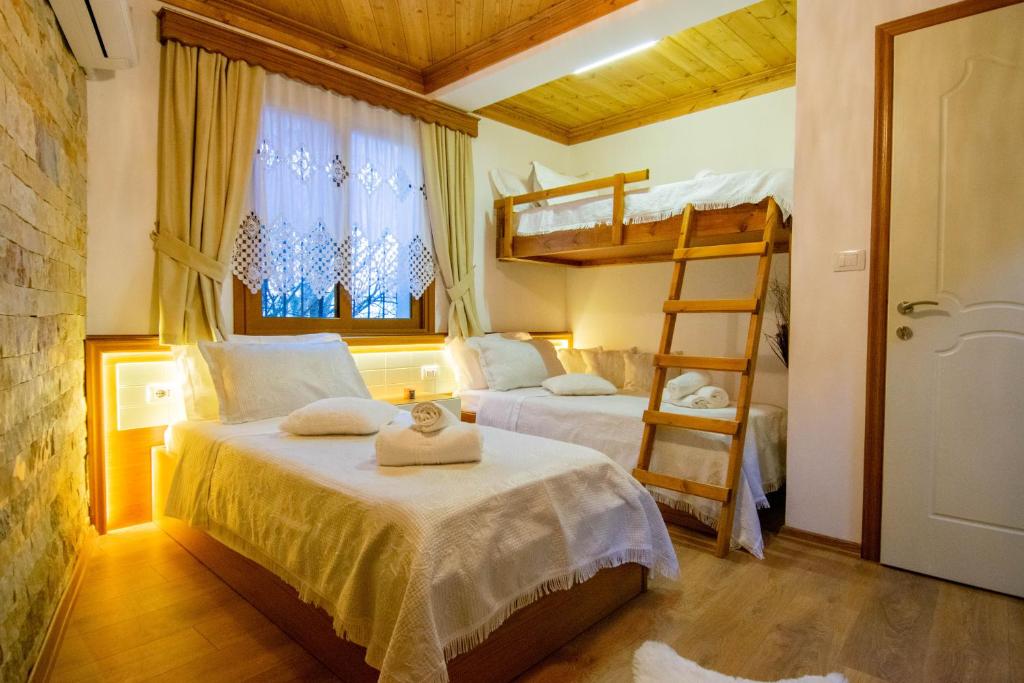 Postel nebo postele na pokoji v ubytování Te Kalaja Rooms