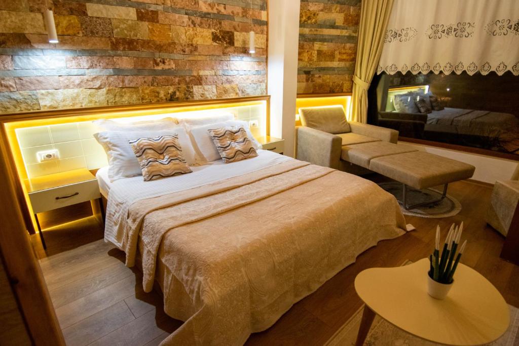 Postel nebo postele na pokoji v ubytování Te Kalaja Rooms