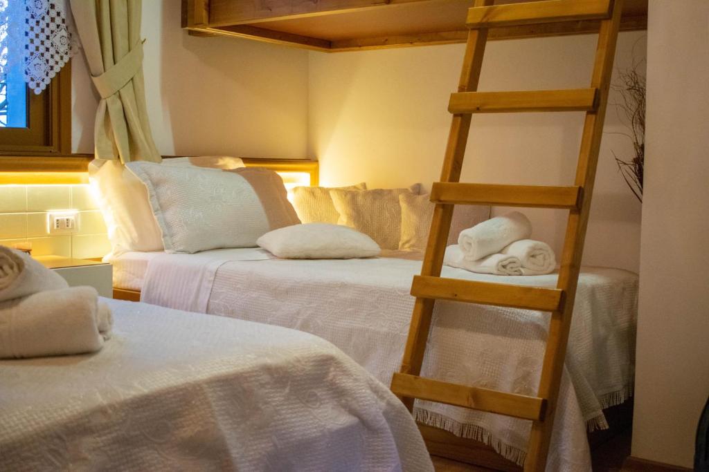 Postel nebo postele na pokoji v ubytování Te Kalaja Rooms